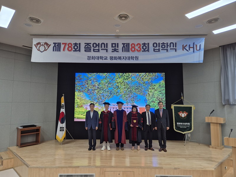 단체촬영 졸업생 식장.jpg